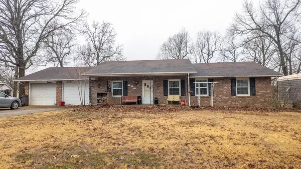 1820 Wayhaven DR, West Plains, MO 65775