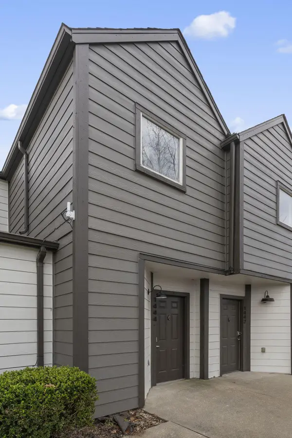 1447 E Oakwood LN, Springfield, MO 65803
