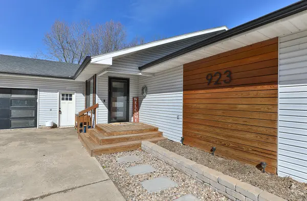 923 E 430th RD, Bolivar, MO 65613