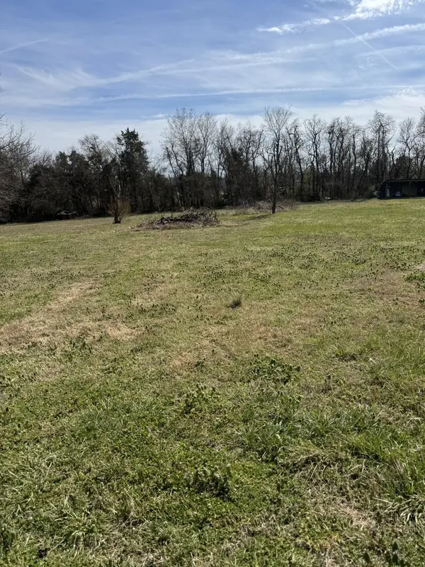 000 Rolling Hills DR, Seligman, MO 65745