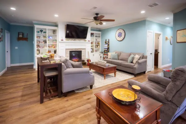 42 Lilac LN, Branson West, MO 65737
