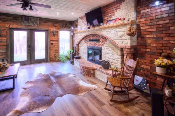 42 Lilac LN, Branson West, MO 65737