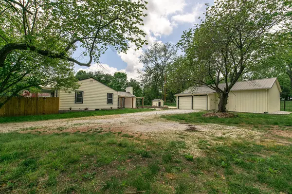 2031 N Farm Rd 197, Springfield, MO 65802