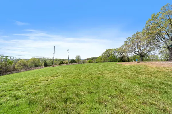 55 Kearney LN, Reeds Spring, MO 65737