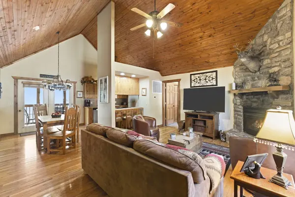 412 Baldknobber DR, Branson West, MO 65737