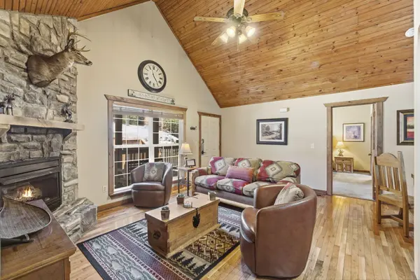 412 Baldknobber DR, Branson West, MO 65737