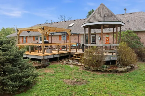 1229 E 425th RD, Bolivar, MO 65613