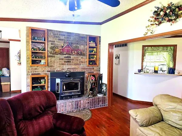 32497 Us Hwy 54 HWY, Preston, MO 65732