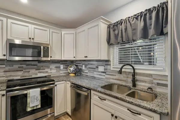 91 Port DR #3, Kimberling City, MO 65686