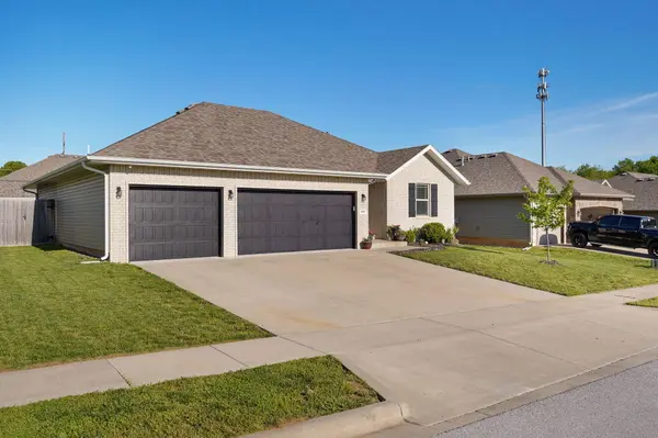 1659 N Kingfisher DR, Nixa, MO 65714