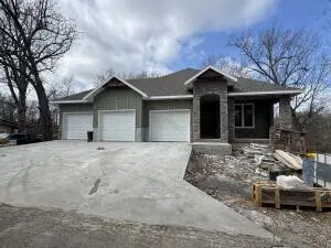 1907 N Lake LN, Nixa, MO 65714