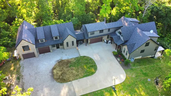 950 Regal Heights LN, Galena, MO 65656