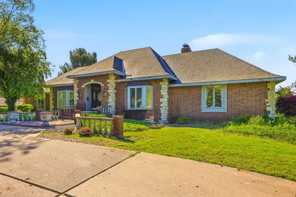 2552 S Skyline DR, Springfield, MO 65804