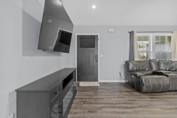 233 N Karen CIR, Seymour, MO 65746