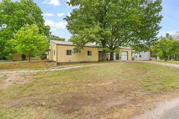 21643 Lawrence 1040, Pierce City, MO 65723