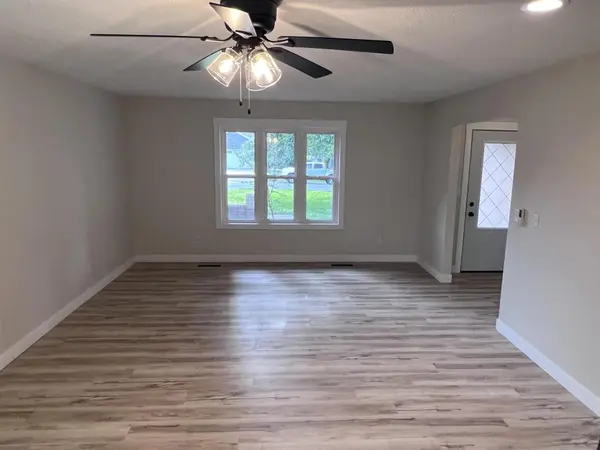3852 S Hillcrest AVE, Springfield, MO 65807