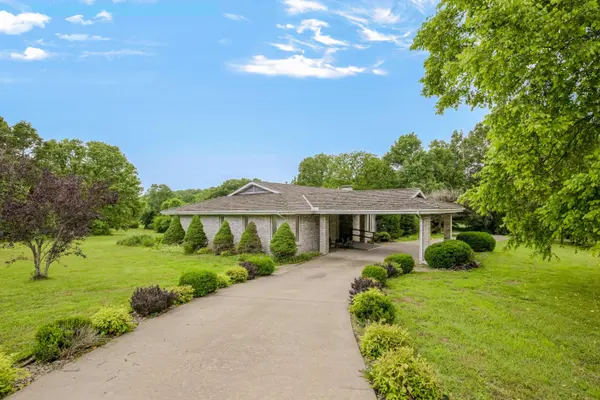 375 Glenwood CIR, Cassville, MO 65625