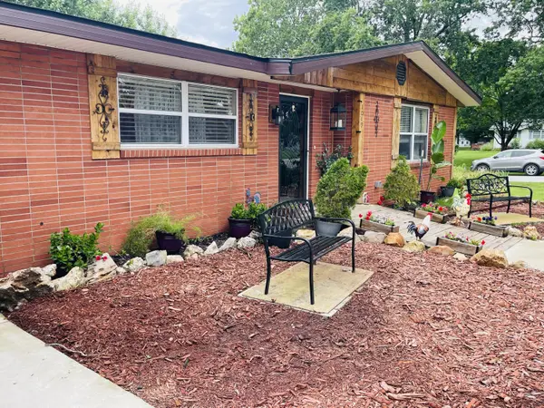 1019 N Pine ST, Marshfield, MO 65706