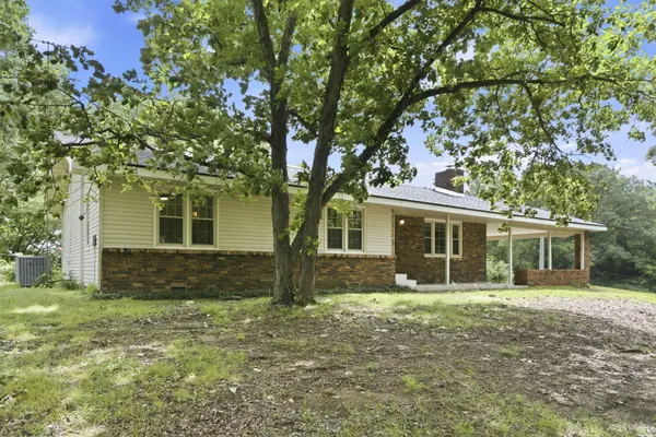 18555 State Highway 32, Stockton, MO 65785