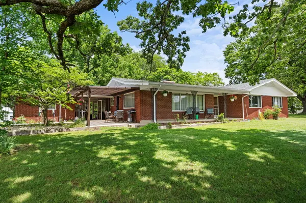 150 Jim Linegar LN, Branson West, MO 65737