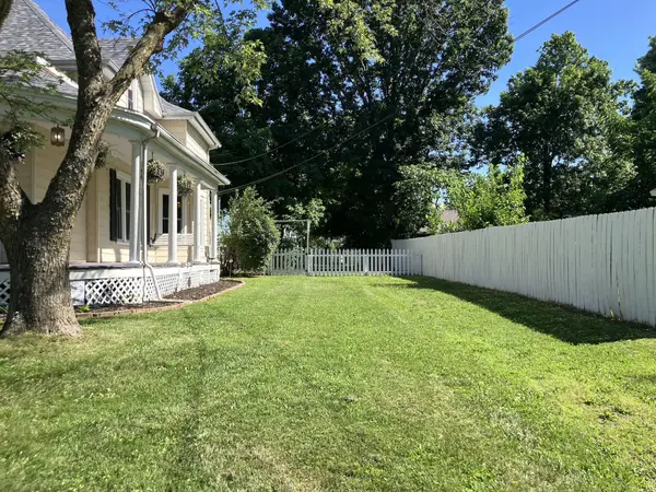 438 E Washington ST, Marshfield, MO 65706