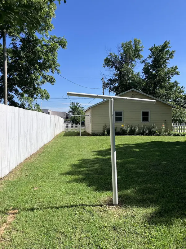 438 E Washington ST, Marshfield, MO 65706