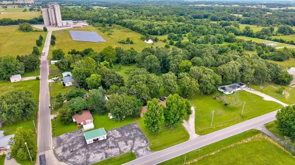 1315 E Church ST, Aurora, MO 65605