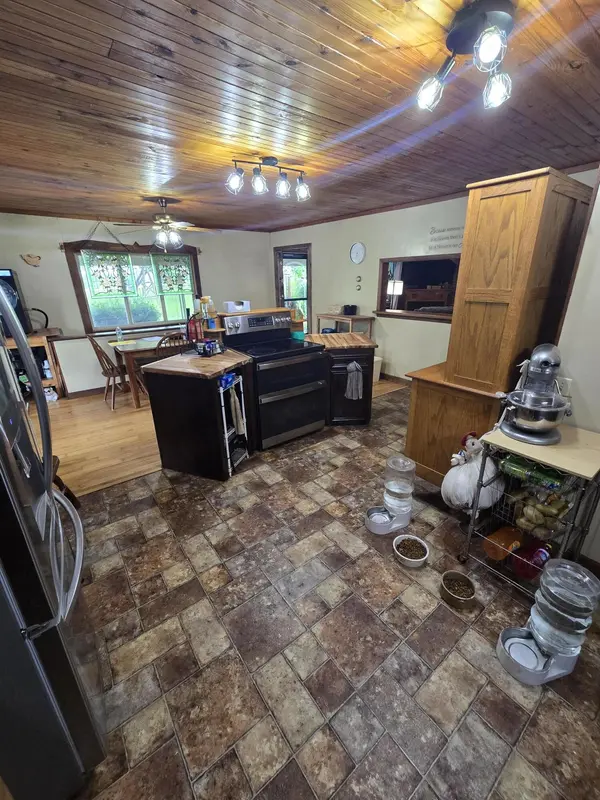 6405 State Route Mm, Birch Tree, MO 65438