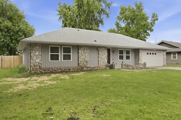 3815 S Queens CT, Springfield, MO 65807