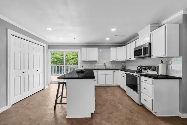 303 Pleasant View LN, Pineville, MO 64856