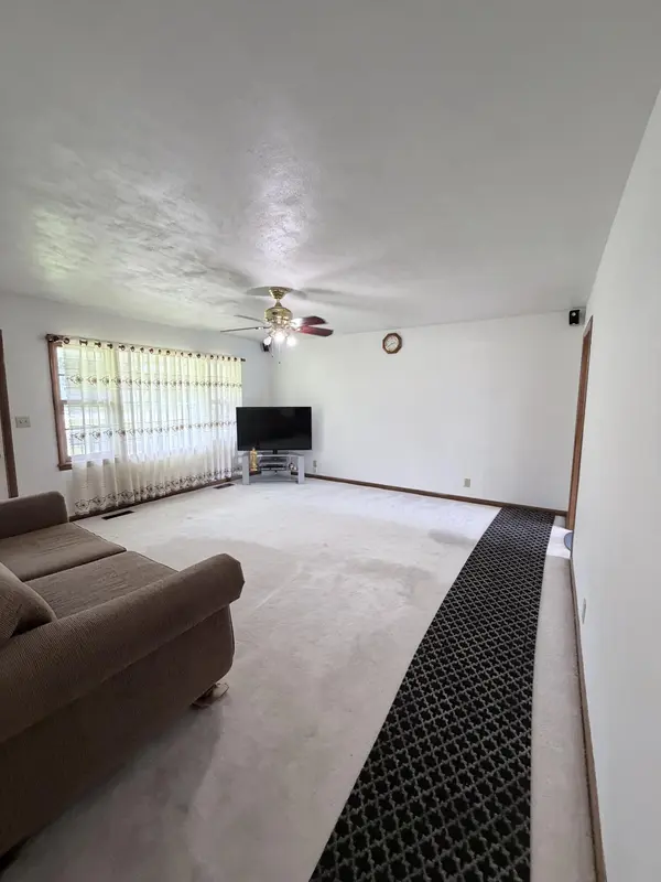 500 W Crestview ST, Springfield, MO 65807
