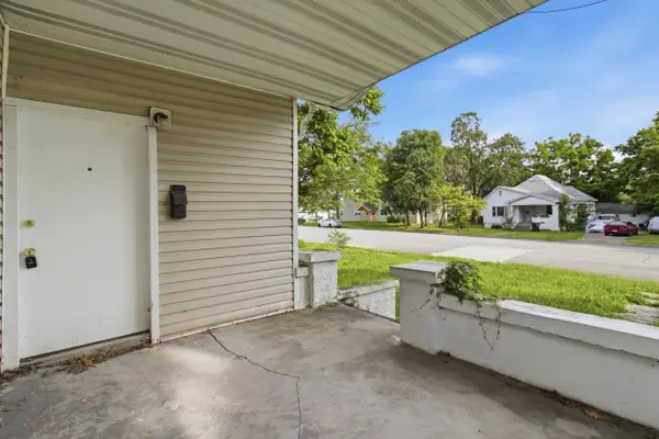 114 E College ST, Aurora, MO 65605