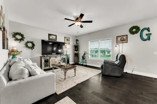 841 E Acacia LN, Nixa, MO 65714