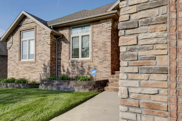 1637 N Waterstone AVE, Springfield, MO 65802