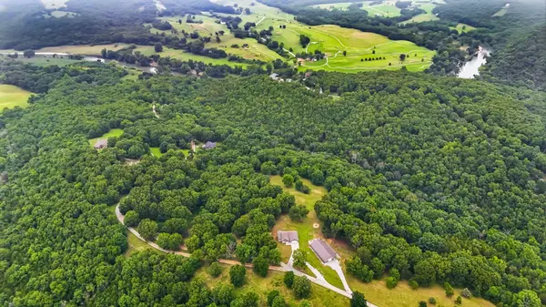 368 Regal Heights LN, Galena, MO 65656