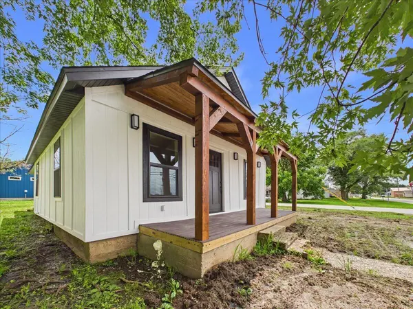 214 S Locust ST, Buffalo, MO 65622