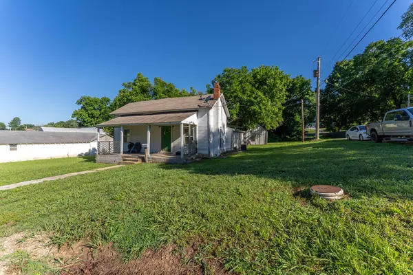 706 Pine ST, Thayer, MO 65791