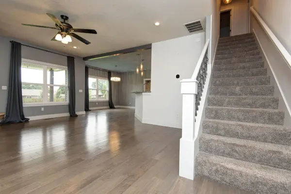 5662 E Gatehouse DR, Strafford, MO 65757