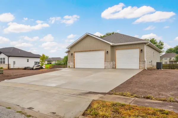 3026 E Bradford East ST, Republic, MO 65738