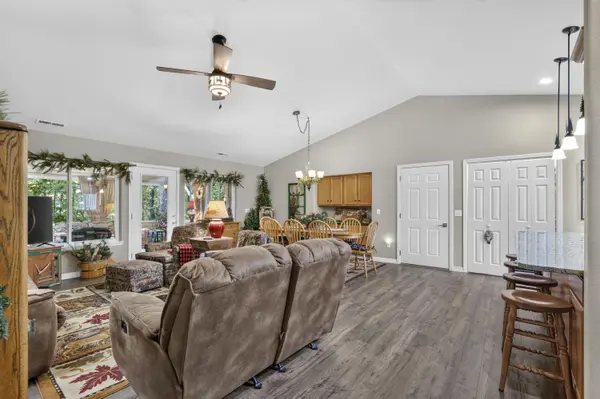 211 N Catamount BLVD, Branson West, MO 65737