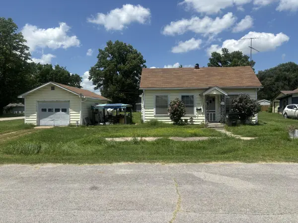 15 W Lee ST, Aurora, MO 65605
