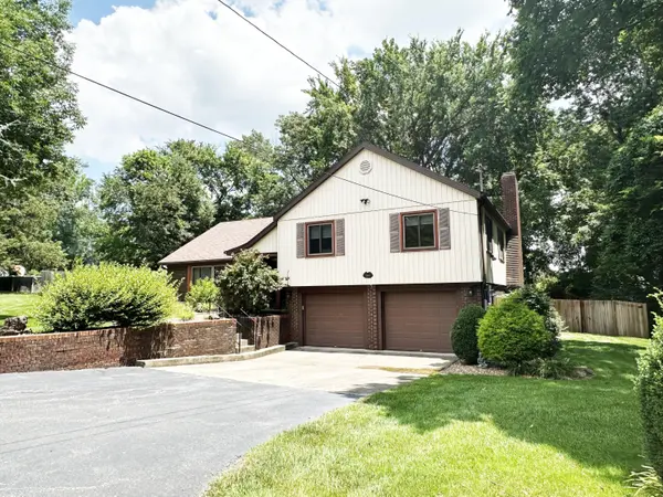2550 E Sparkleberry LN, Springfield, MO 65804