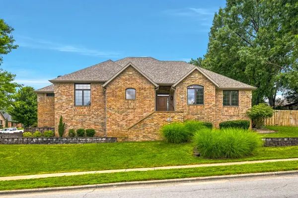 1628 E Wood Oaks ST, Springfield, MO 65804