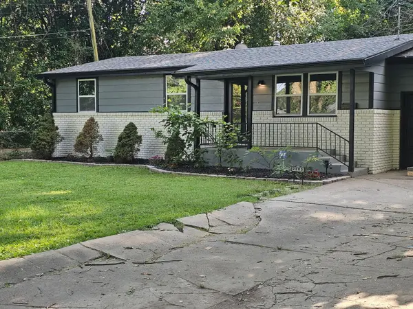 2203 N Kentwood AVE, Springfield, MO 65803