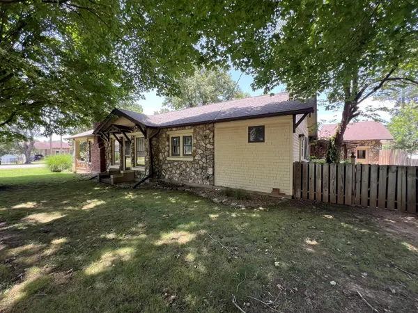 221 Monroe ST, Thayer, MO 65791