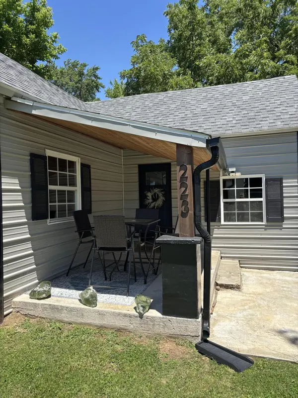 223 E Cleveland AVE, Walnut Grove, MO 65770
