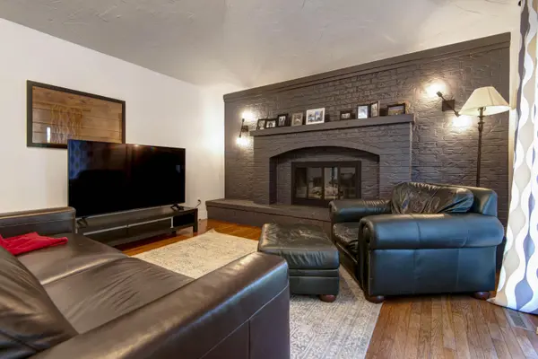 1433 S Charing RD, Springfield, MO 65809