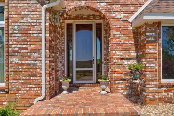 881 W Riverdale DR, Nixa, MO 65714