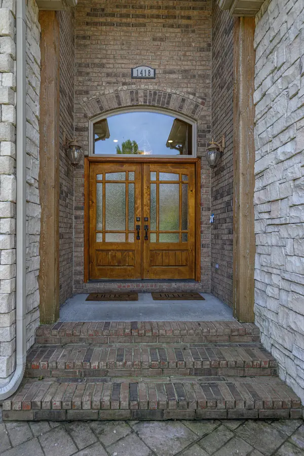 1418 E River Oaks LN, Springfield, MO 65804