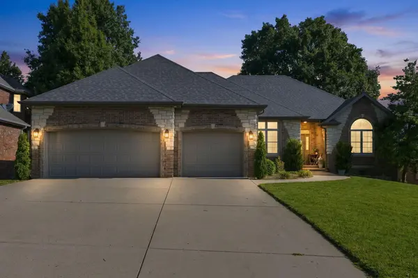 1019 W Parkhill CIR, Springfield, MO 65810